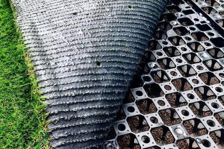 Drainbase, waterdoorlaatbare draagstructuur voor kunstgras - Natuurlijk kunstgras